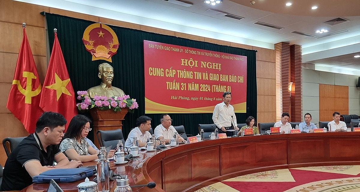 Ông Lê Anh Quân &lpar; người đứng&rpar; thông tin kết quả 5 năm thực hiện Nghị quyết 45 của Bộ Chính trị đến đại diện các cơ quan báo chí.