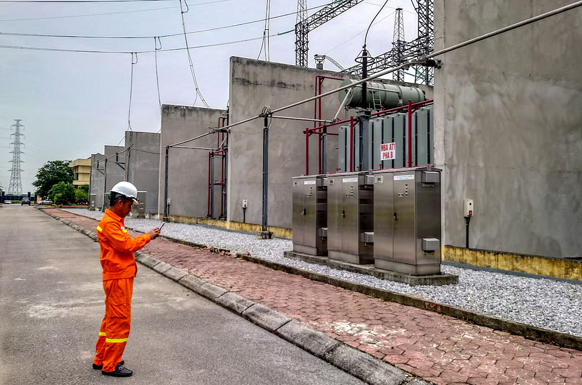 Ông Phạm Văn Cường, giám đốc Nhà máy điện Phố Nối, Hưng Yên. Reuters/Khan Vu