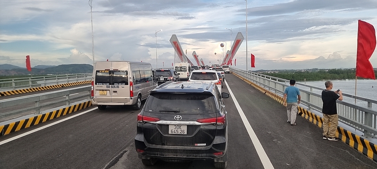 Thông cầu Bến Rừng kết nối Thủy Nguyên &lpar; Hải Phòng&rpar; và Quảng Yên &lpar;Quảng Ninh&rpar;.