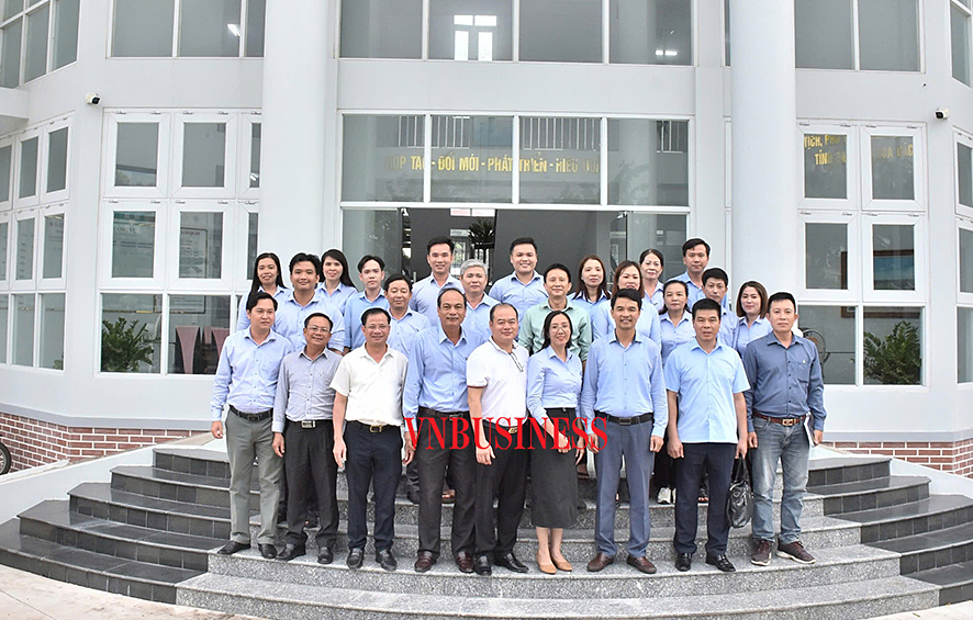 Đoàn công tác Liên minh Hợp tác xã Việt Nam chụp hình lưu niệm cùng tập thể lãnh đạo, viên chức, người lao động Liên minh HTX tỉnh Bạc Liêu.