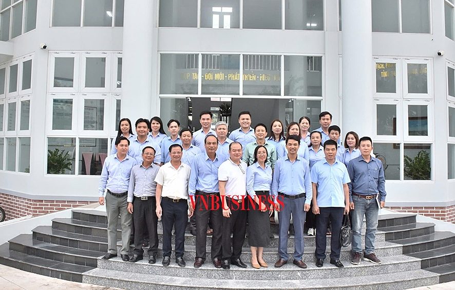 Đoàn công tác Liên minh Hợp tác xã Việt Nam chụp hình lưu niệm cùng tập thể lãnh đạo, viên chức, người lao động Liên minh HTX tỉnh Bạc Liêu.