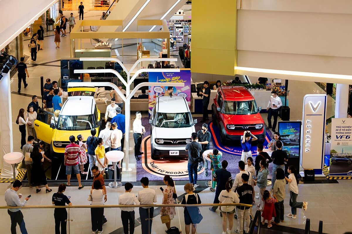 Tại TP.HCM, lễ bàn giao VinFast VF 3 đầu tiên được tổ chức trong khuôn viên Landmark 81.