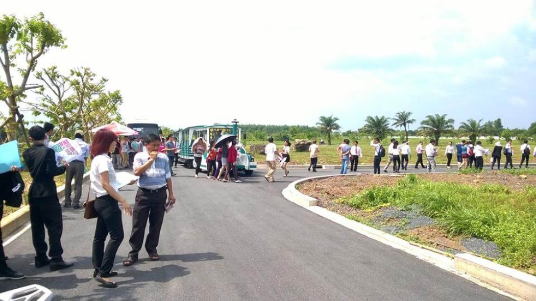 Nhiều nhà đầu tư đang găm hàng với kỳ vọng giá BĐS sẽ tăng trong thời gian tới.