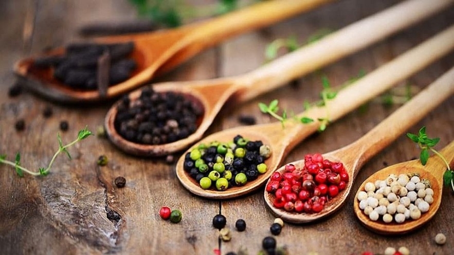 Giá tiêu đồng loạt giảm ở các vùng trồng.