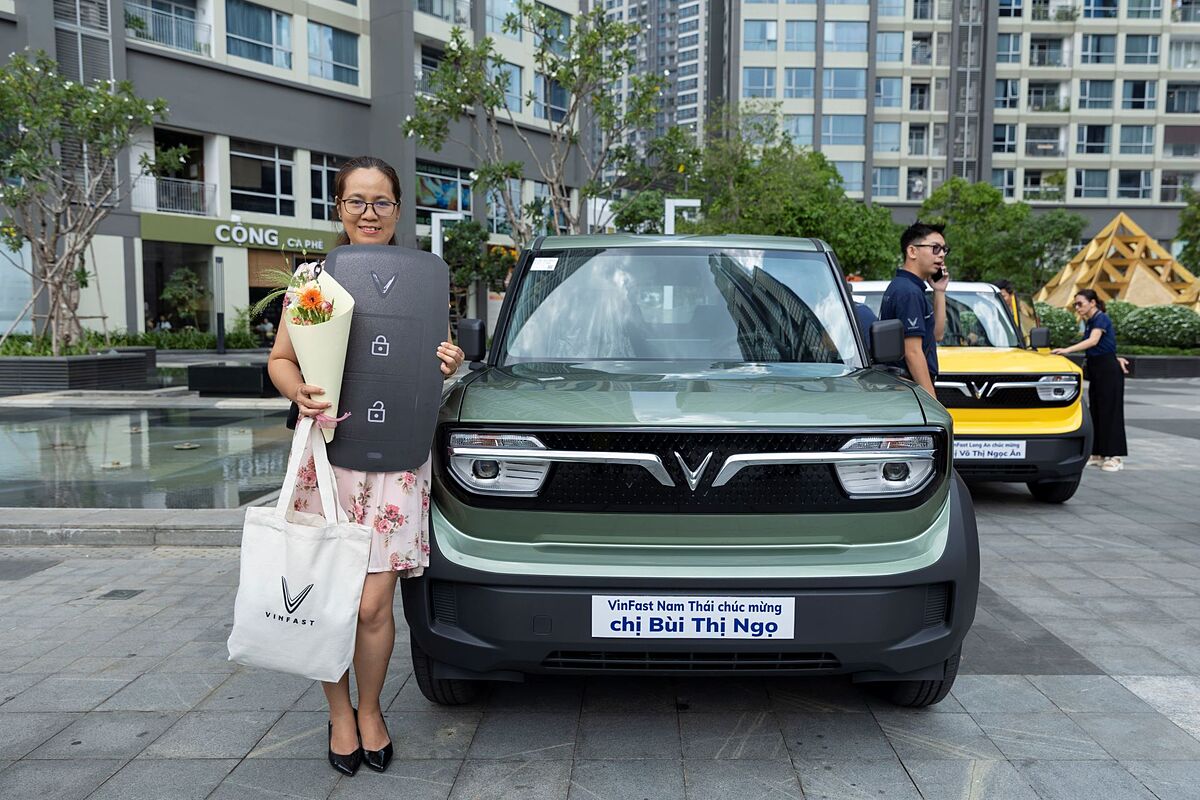 Lần đầu trực tiếp nhìn thấy VinFast VF 3, chị Bùi Thị Ngọ &lpar;Bình Dương&rpar; tỏ ra trầm trồ về thiết kế và màu sơn đã lựa chọn.