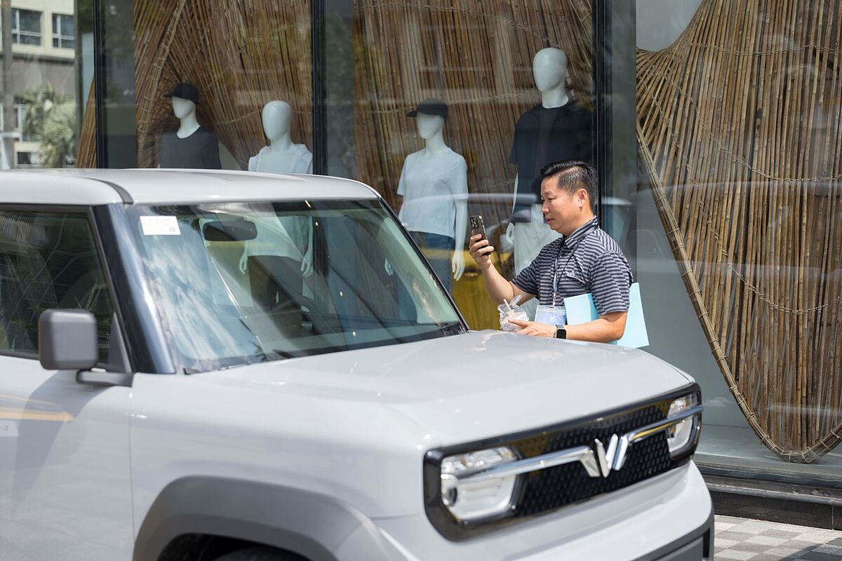 Anh Nguyễn Khắc Trung &lpar;TP.HCM&rpar; đã mua sẵn tất cả ‘đồ chơi’ cần lắp cho chiếc VF 3, giờ chỉ chờ giao xe.