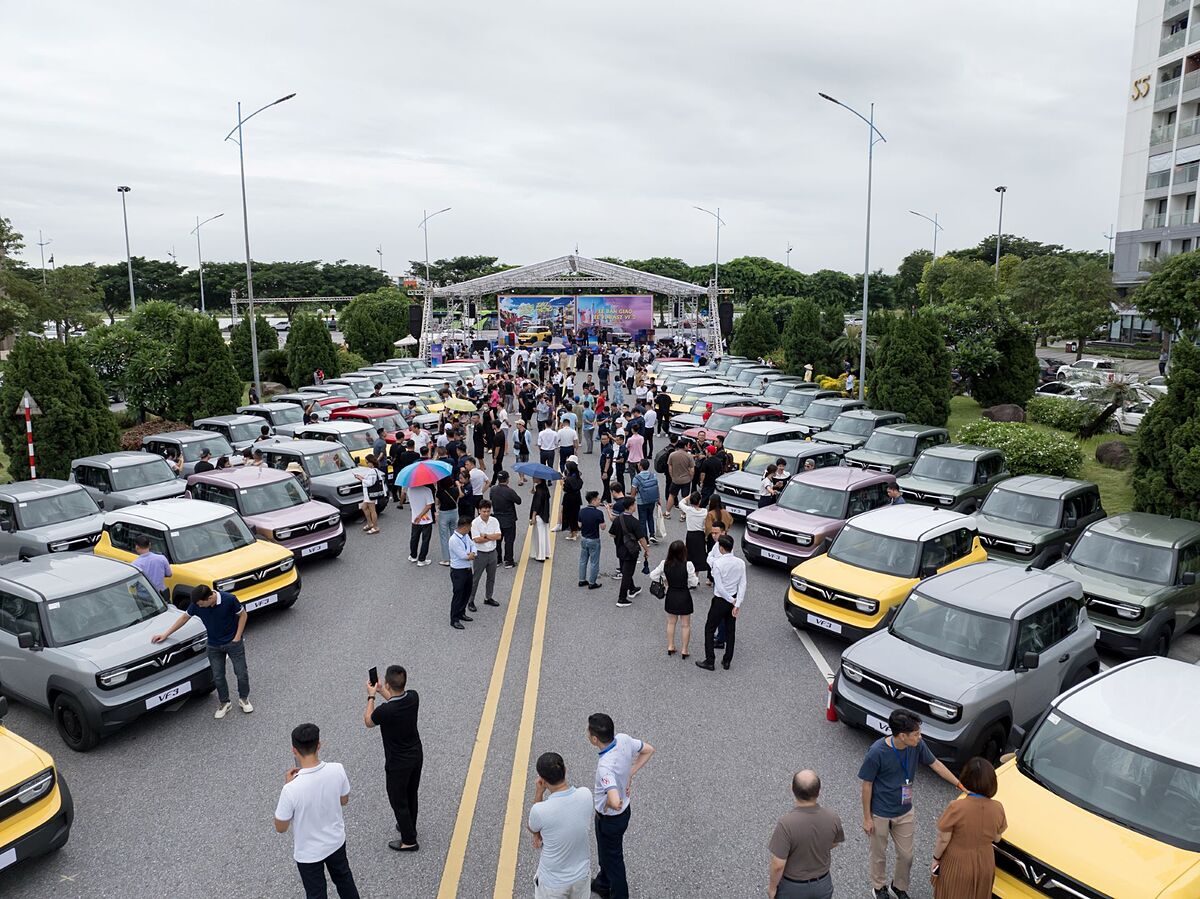 Ngay từ sáng sớm, đã có rất nhiều người đến tham gia buổi lễ giao xe.