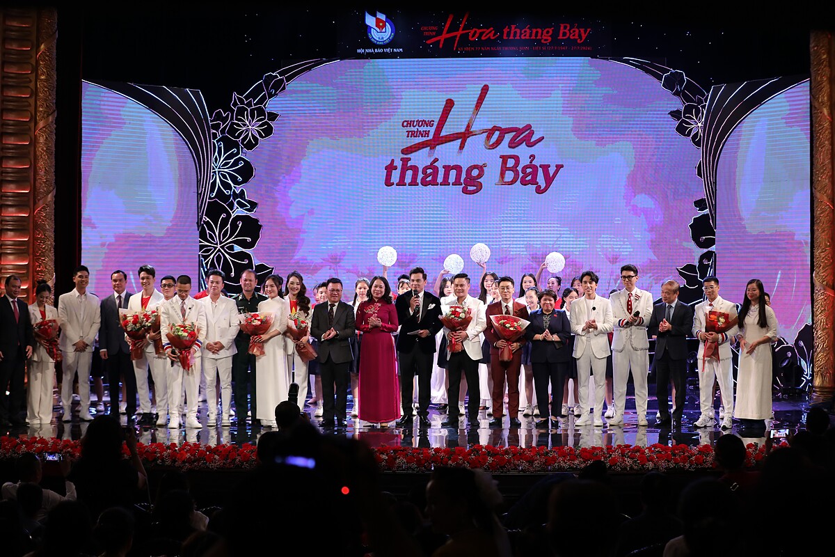 Các đồng chí lãnh đạo, các quý vị đại biểu cùng các nghệ sĩ lưu lại khoảnh khắc ý nghĩa trong chương trình.