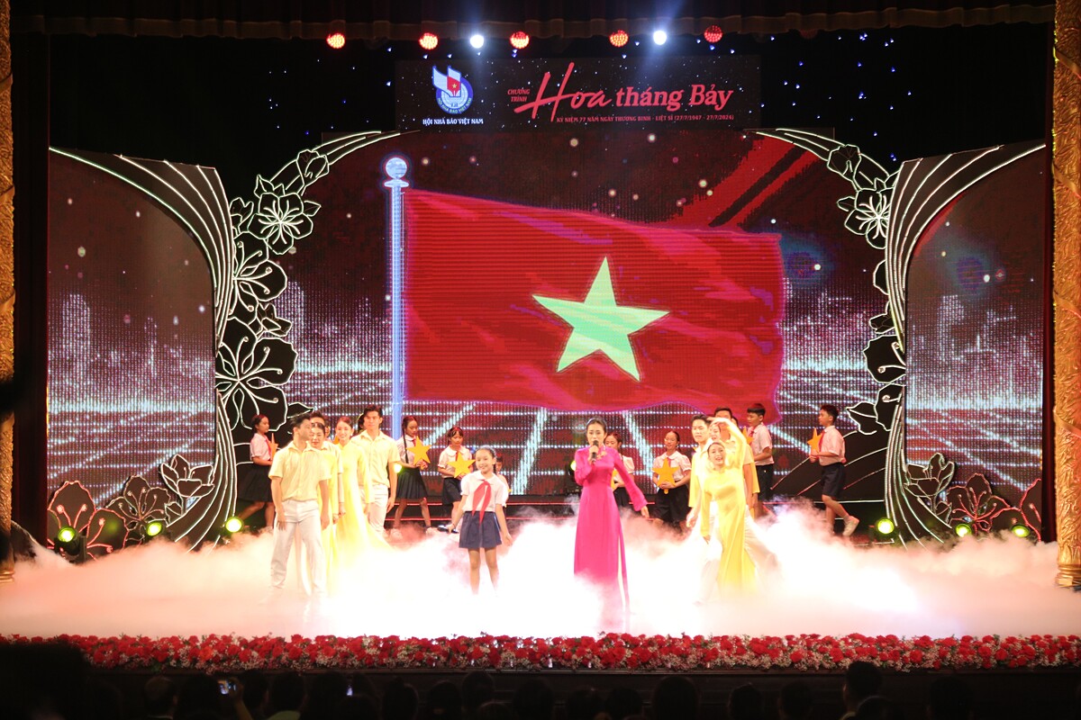 Tiết mục “Giai điệu tự hào – Việt Nam trong tôi là” mở màn chương trình. Nguồn ảnh: Hội Nhà báo Việt Nam.