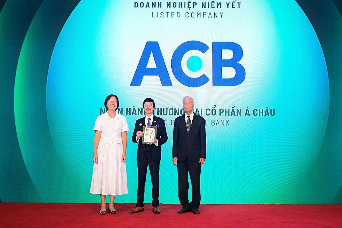 Đại diện ACB nhận giải Top 50 Doanh nghiệp phát triển bền vững tiêu biểu do Tạp chí Nhịp Cầu Đầu Tư tổ chức.