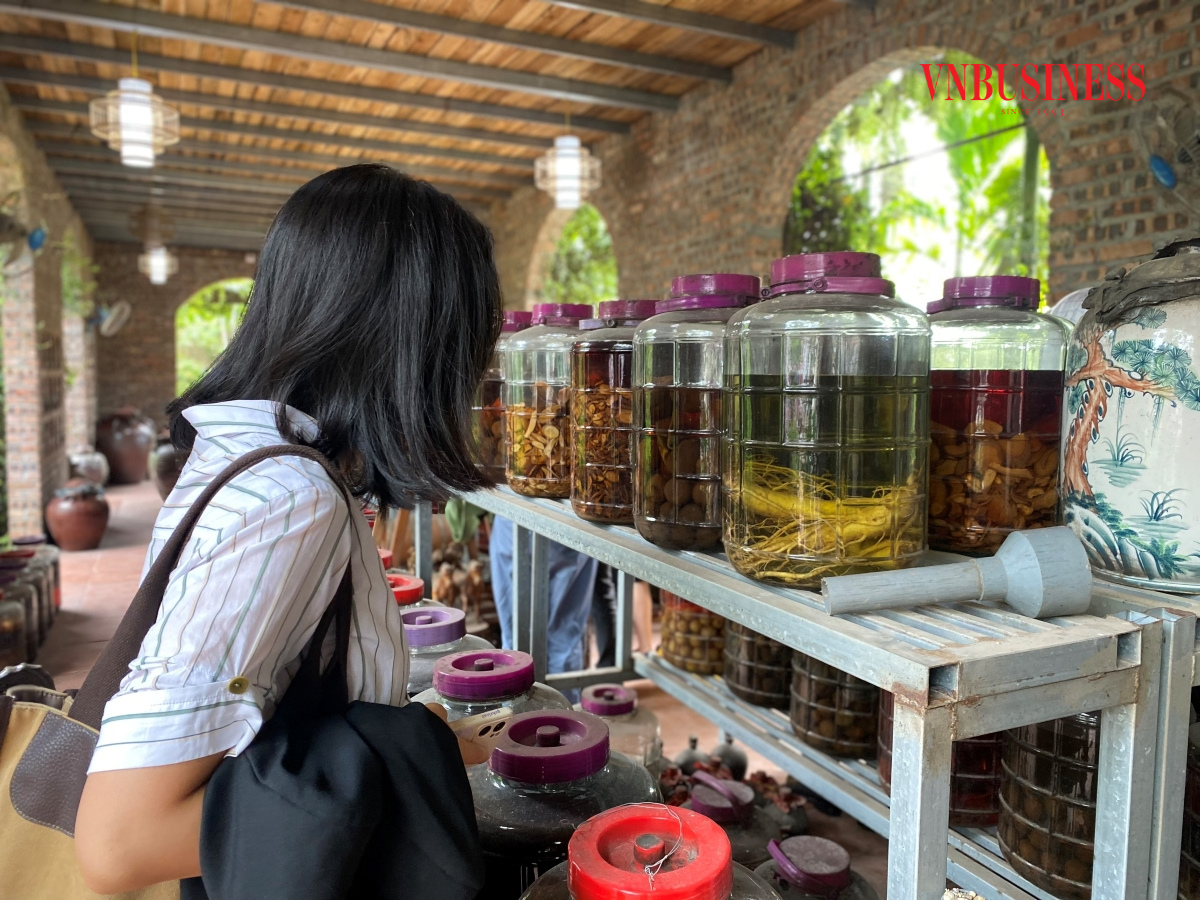 Du khách rất ấn tượng bởi không gian bày trí các sản phẩm của HTX.