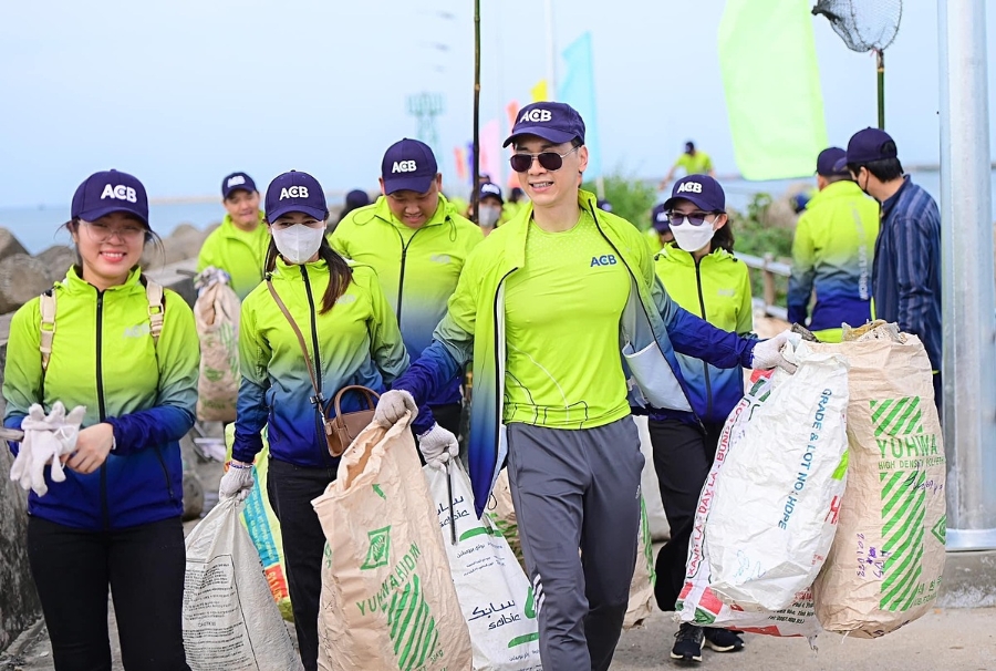 Lãnh đạo và nhân viên ACB tham gia dọn rác bãi biển tại TP Phú Quốc.