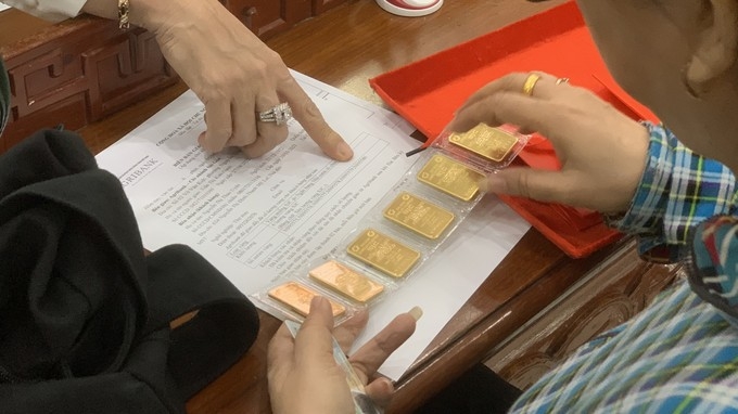 Khách hàng mua - bán vàng phải cung cấp thông tin cá nhân để ngăn chặn tình trạng đầu cơ, lợi dụng giá vàng lên cao để trục lợi.