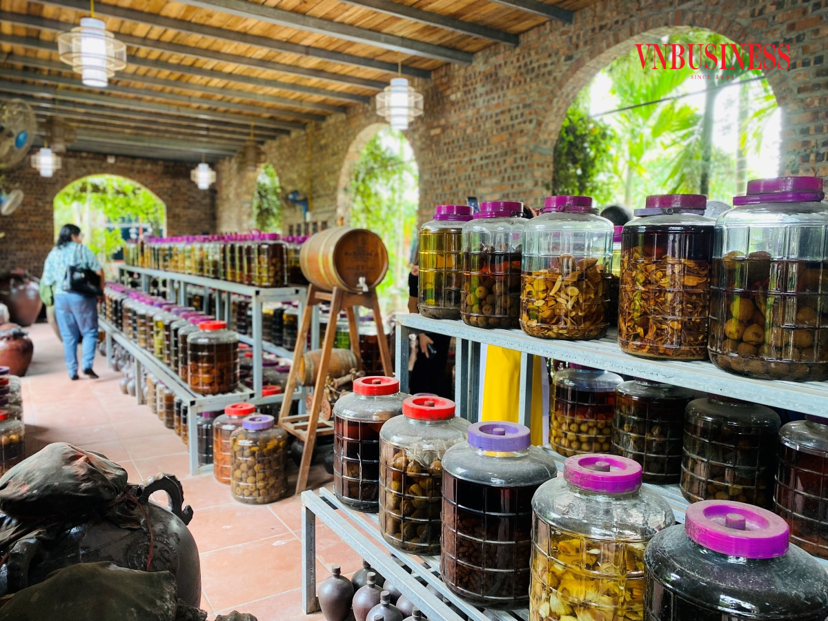 HTX hoa, cây cảnh và dịch vụ Hồng Vân còn nghiên cứu thêm các sản phẩm rượu hoa quả.