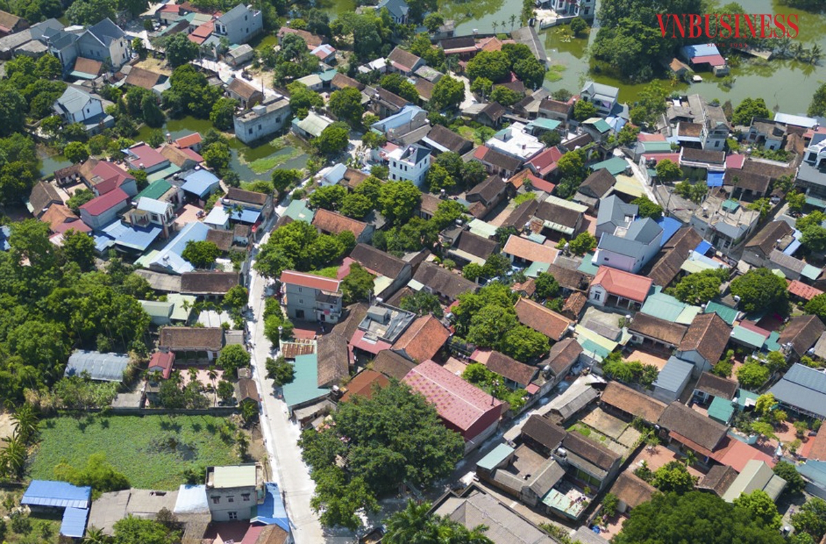 Theo ghi nhận của phóng viên VnBusiness, tại xã Nam Phương Tiến, huyện Chương Mỹ người dân đã có thể di chuyển bằng xe máy, ô tô trên một số tuyến đường trong xã.