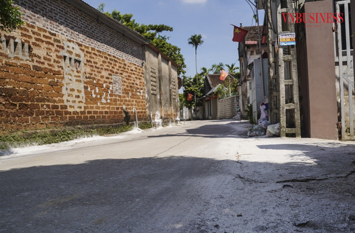 Chính quyền địa phương đã tổ chức vệ sinh môi trường, rắc vôi bột trên các con đường đã cạn nước nhằm khử trùng, tiêu độc và cải thiện môi trường sau lũ.