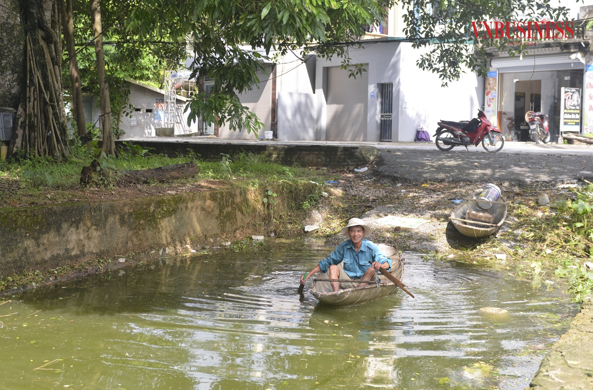 Đến thời điểm hiện tại, nước lũ đã rút, tuy nhiên vẫn còn nhiều khu vực tại đây nước vẫn chưa rút hết.
