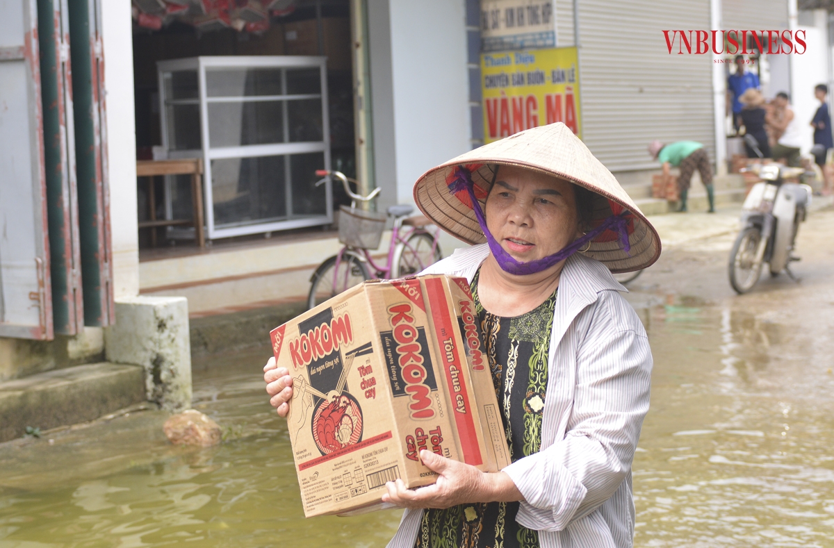 Thiếu nước sạch, điều kiện sinh hoạt thiếu thốn, không đảm bảo vệ sinh là những lo ngại lớn nhất của người dân. Đồ đạc trong nhà hư hỏng, sức khỏe bị ảnh hưởng do sống tạm bợ lâu ngày, nhiều hộ gia đình phải đi nhận trợ cấp từ các tổ chức thiện nguyện, bà Phùng Thị Giang &lpar;xóm Trại, thôn Nam Hài, xã Nam Phương Tiến&rpar; lo ngại.