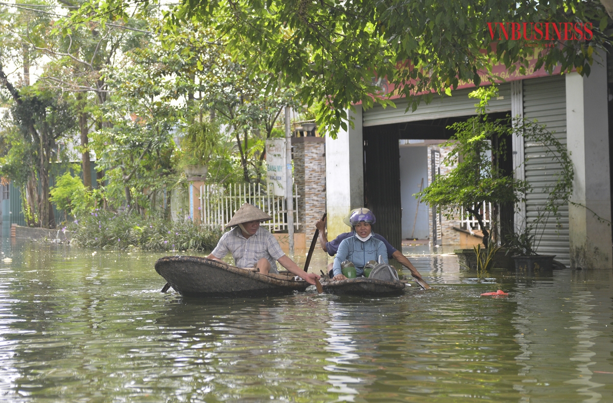 Hầu hết diện tích canh tác nông nghiêp, chăn nuôi tại xã Nam Phương Tiến vẫn đang ngập chìm sâu trong nước. Phương tiện đi lại, vận chuyển đồ đạc của người dân ở các khu vực này chủ yếu bằng thuyền.