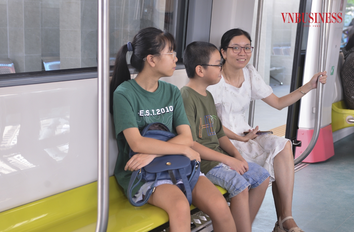 Sau khi có thông tin tuyến đường sắt được chính thức đưa vào khai thác, chị Lê Thu Oanh &lpar;áo trắng, quận Cầu Giấy&rpar; đã đi thử trải nghiệm. “Tuyến đường này đi vào vận hành, tôi cho các con đi thử nghiệm và làm quen để tiện việc đi học thêm, từ nay không còn lo cảnh đưa đón tắc đường nữa”, chị Oanh chia sẻ.