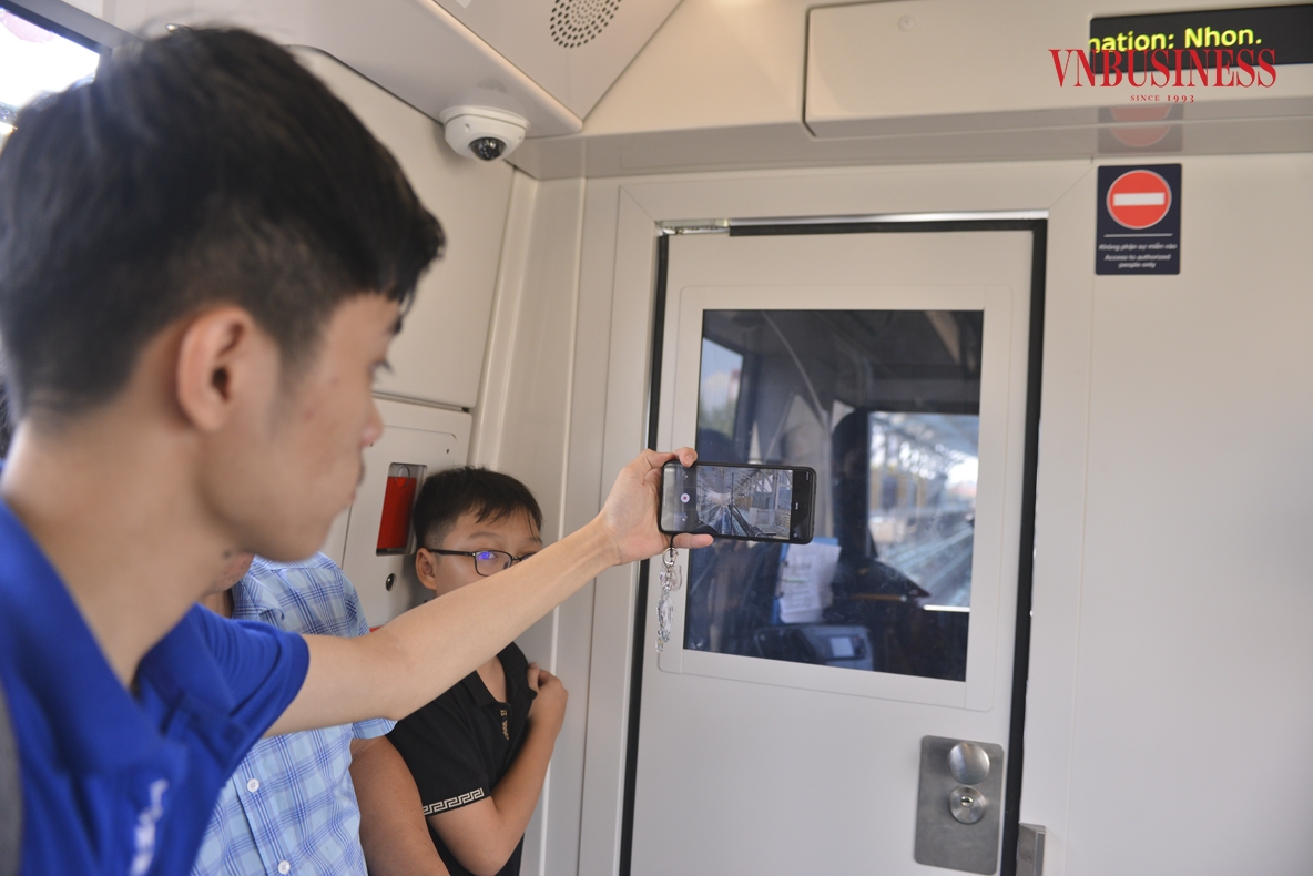 Cùng tâm trạng, bạn Đinh Hữu Toàn, sinh viên trường Đại học Giao thông Vận tải bày tỏ: “Việc đưa vào khai thác tuyến đường sắt này giúp chúng tôi không lo tắc đường mỗi khi di chuyển. Hy vọng toàn tuyến đường này sẽ nhanh chóng hoàn thành để người dân thuận tiện hơn khi đi lại”.