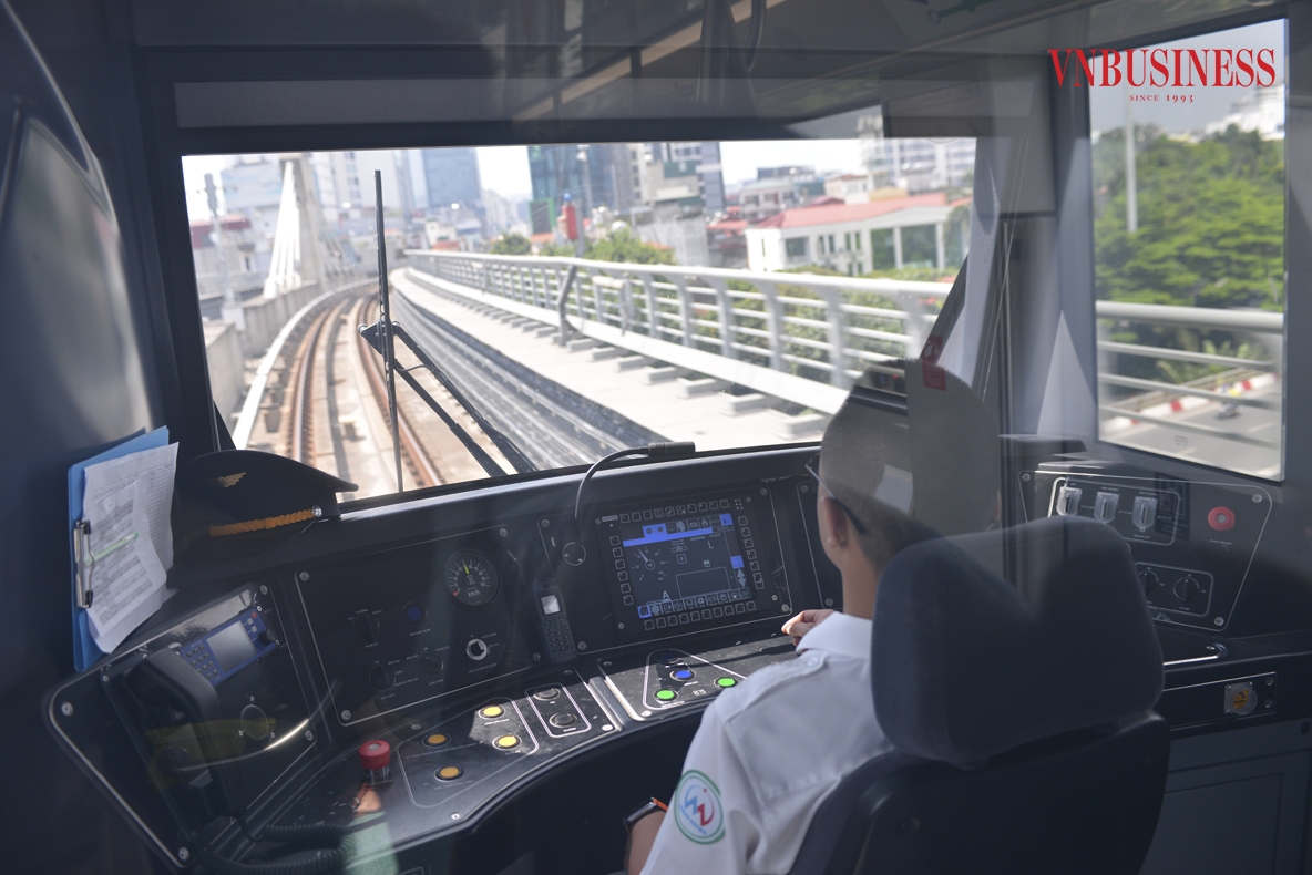 Theo ban quản lý dự án đường sắt Hà Nội &lpar;MRB&rpar;, trong 3 tháng đầu tuyến sẽ được mở từ lúc 5:30 sáng và đóng lúc 22:00 hàng ngày; giãn cách giữa các chuyến là 10 phút.