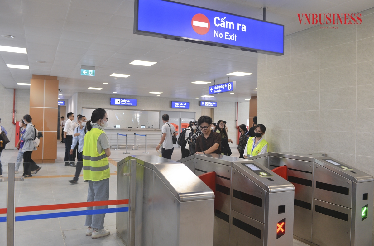 Theo ghi nhận của phóng viên VnBusiness, tại các ga đầu &lpar;Nhổn&rpar;, ga cuối &lpar;Cầu Giấy&rpar; tập trung lượng hành khách đông đúc nhất, người dân lấy vé tại quầy, qua cửa kiểm soát vé tự động để trải nghiệm sau nhiều năm chờ đợi