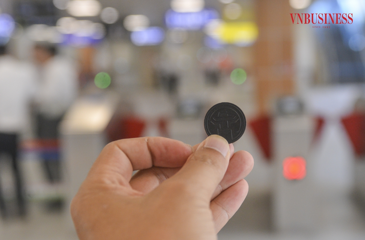 Trong 15 ngày đầu tiên tuyến đi vào vận hành khai thác thương mại, toàn bộ hành khách sẽ được phát vé &lpar;đồng xu&rpar;, in biểu tượng Khuê Văn Các và được phục vụ miễn phí.