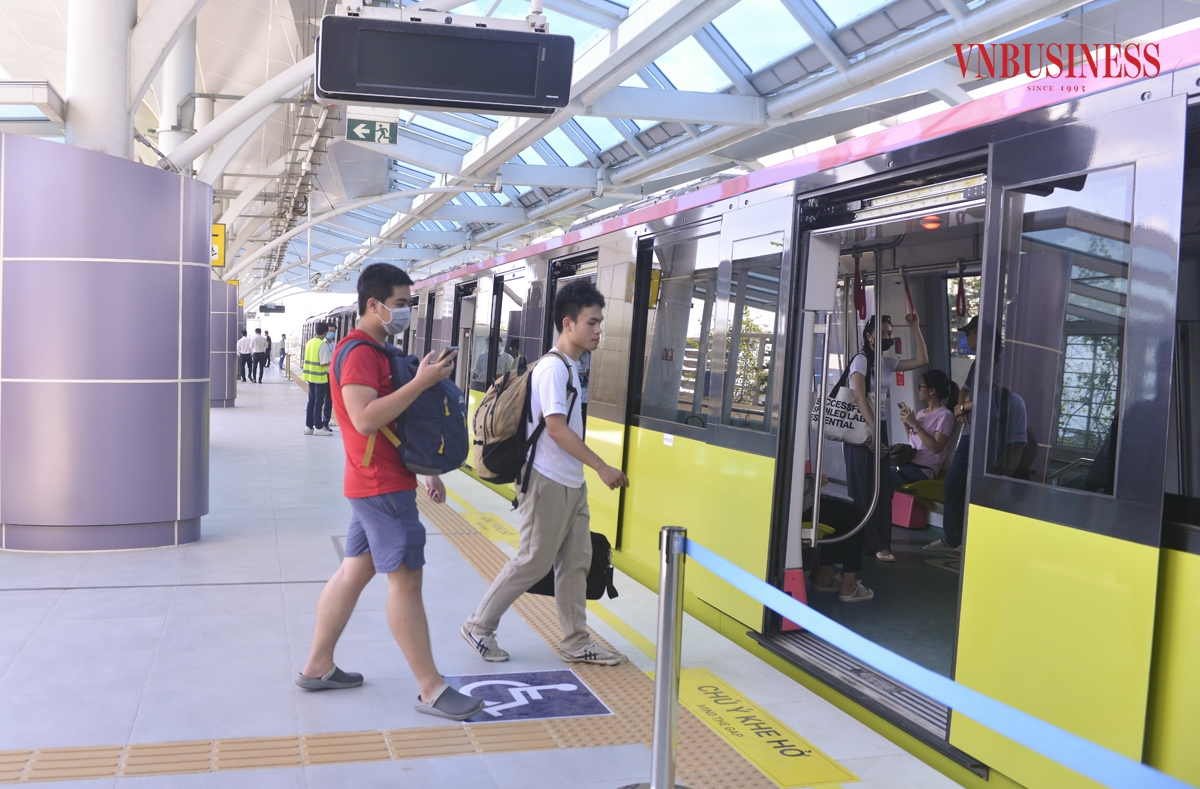 Trong khi đó, vé ngày là 24.000đồng, có giá trị trong một ngày và không hạn chế số lượt đi lại. Vé tháng phổ thông là 200.000 đồng/tháng, ưu tiên đối với học sinh, sinh viên là 100.000/tháng.