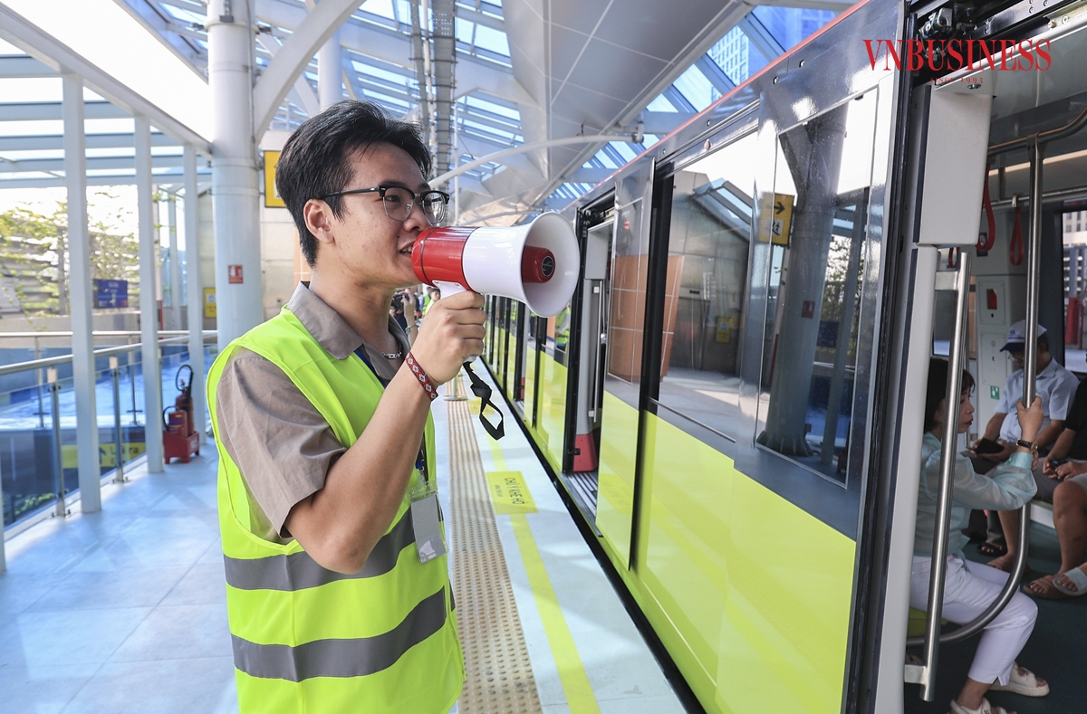 Tại các nhà ga được bố trí các nhân viên hướng dẫn, đảm bảo an toàn cho hành khách khi lên tàu.