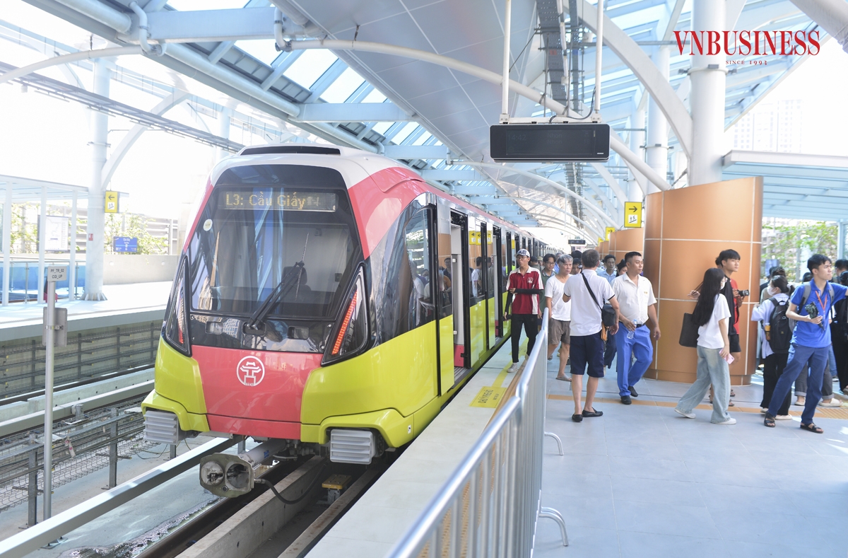 Đoạn trên cao từ Nhổn đến Cầu Giấy, bao gồm 8 nhà ga: Nhổn &lpar;S1&rpar;; Minh Khai &lpar;S2&rpar;; Phú Diễn &lpar;S3&rpar;; Cầu Diễn &lpar;S4&rpar;; Lê Đức Thọ &lpar;S5&rpar;; Đại Học Quốc Gia &lpar;S6&rpar;; Chùa Hà &lpar;S7&rpar;; Cầu Giấy &lpar;S8&rpar;.