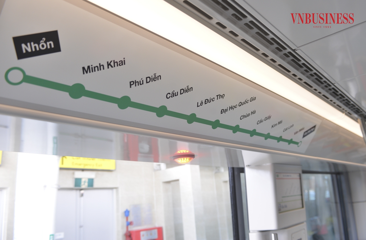 Lịch trình di chuyển được niêm yết rõ ràng và thông báo bằng loa để người dân thuận tiện, chủ động.