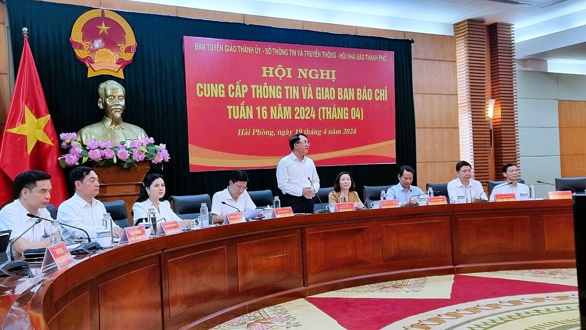 Cung cấp thông tin và giao ban báo chí để triển khai Nghị quyết 45 của Bộ Chính trị và Nghị quyết Đại hội XVI Đảng bộ thành phố là việc làm thường xuyên.