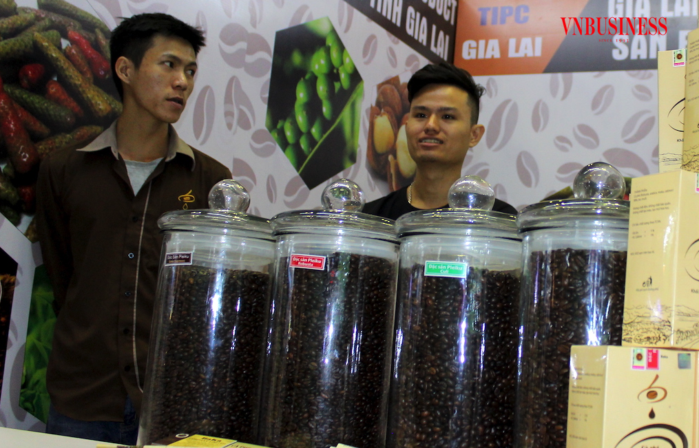 Các DN xuất khẩu cà phê đang đối mặt hai thách thức lớn là nguồn cung nguyên liệu suy giảm và giá cả biến động mạnh.