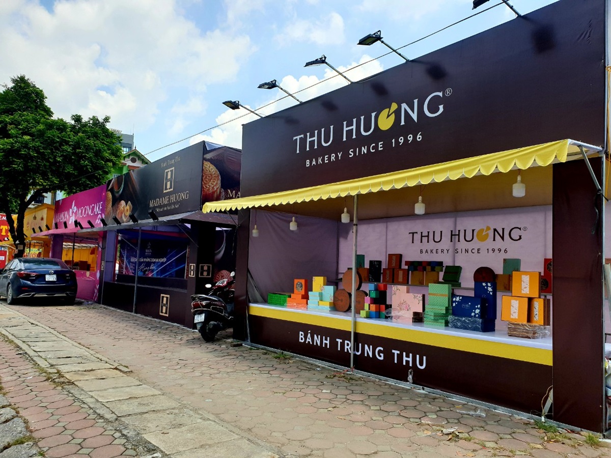 Các gian hàng được dựng sớm để giữ chỗ, tạo lợi thế cạnh tranh