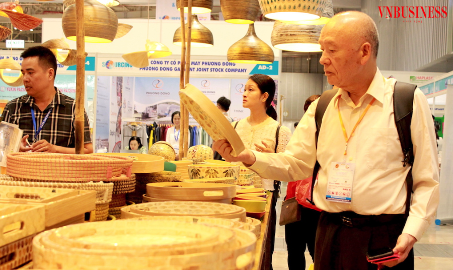 Nhiều mặt hàng thủ công mỹ nghệ của DN nhỏ được làm một cách bắt mắt đã thu hút sự chú ý của các nhà mua hàng Nhật Bản.