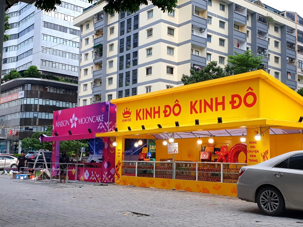 Các gian hàng tạm bán bánh Trung thu được dựng sớm trên đường Phạm Hùng &lpar;Hà Nội&rpar;