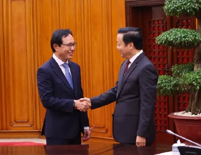 Phó Thủ tướng Trần Hồng Hà và Tổng Giám đốc Tổ hợp Samsung Việt Nam Choi Joo Ho &lpar;Ảnh: VGP&rpar;