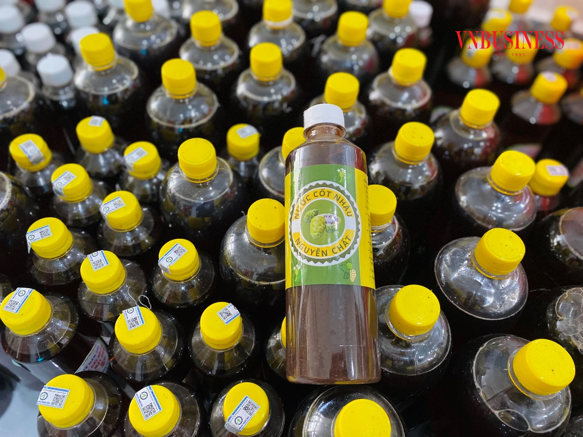 Hiện tại, các sản phẩm chủ lực từ trái nhàu tại HTX bao gồm nước cốt nhàu, nhàu tươi, nhàu khô và rượu nhàu.