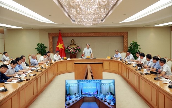 Phó Thủ tướng Trần Hồng Hà đề nghị Bộ Công Thương nghiên cứu, thống nhất tỉ lệ bán điện dư của nguồn điện mặt trời mái nhà tự sản, tự tiêu vào hệ thống điện quốc gia là 20% công suất lắp đặt.