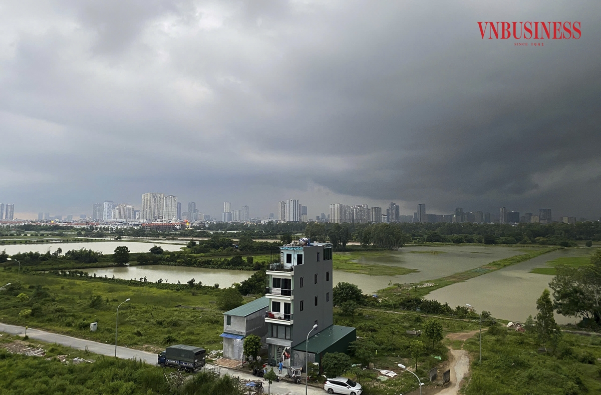 Theo ghi nhận của VnBusiness, khoảng 17h ngày 13/8, mây đen kéo đến bao trùm khắp Hà Nội. Gần giờ cao điểm khiến người dân vội vã chạy đua với cơn mưa.