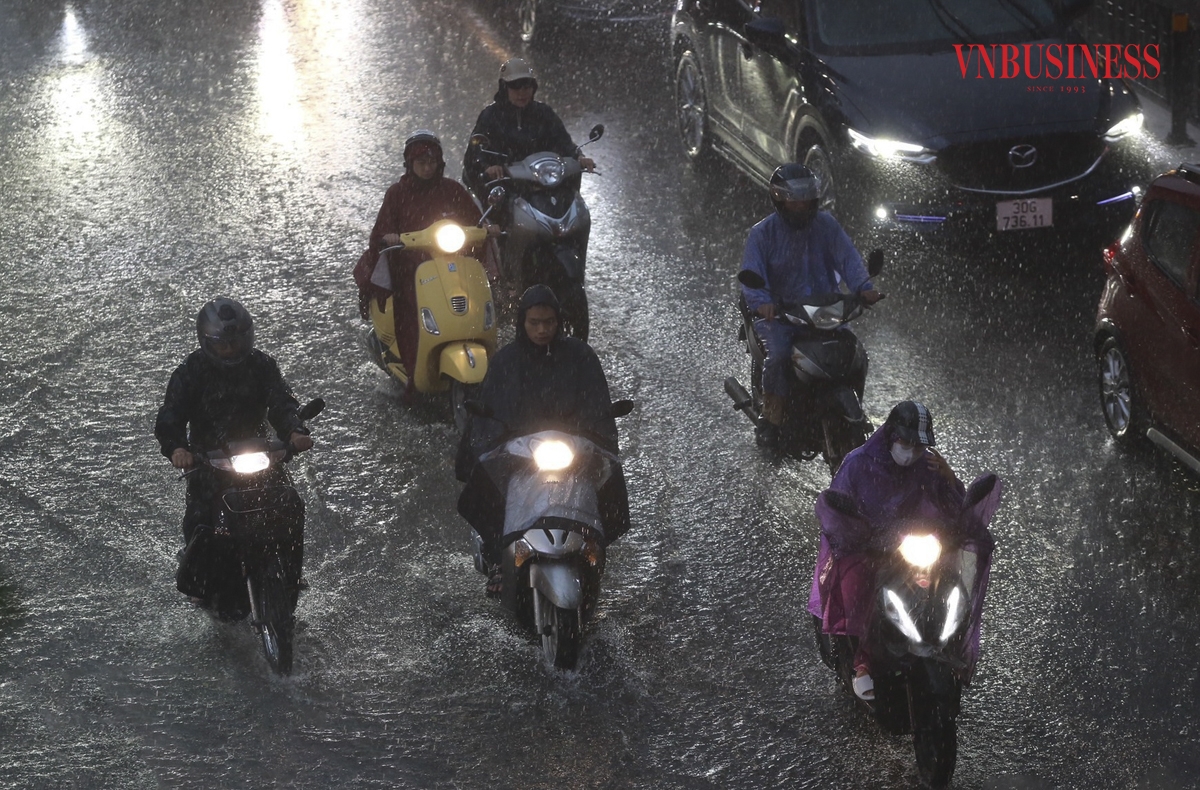 Khoảng 17h30, mưa như trút nước xuống đường phố Hà Nội khiến nhiều người không kịp trở tay.