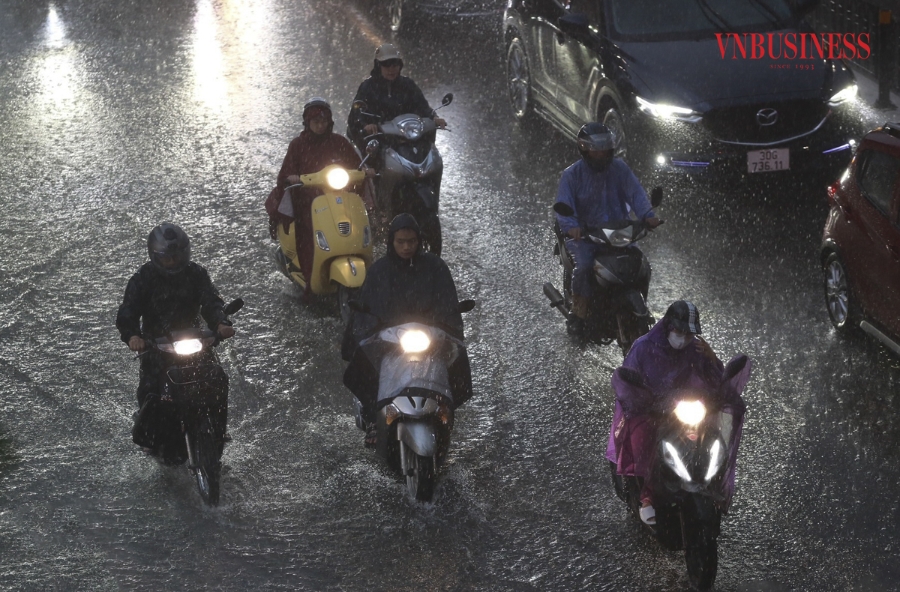 Khoảng 17h30, mưa như trút nước xuống đường phố Hà Nội khiến nhiều người không kịp trở tay.