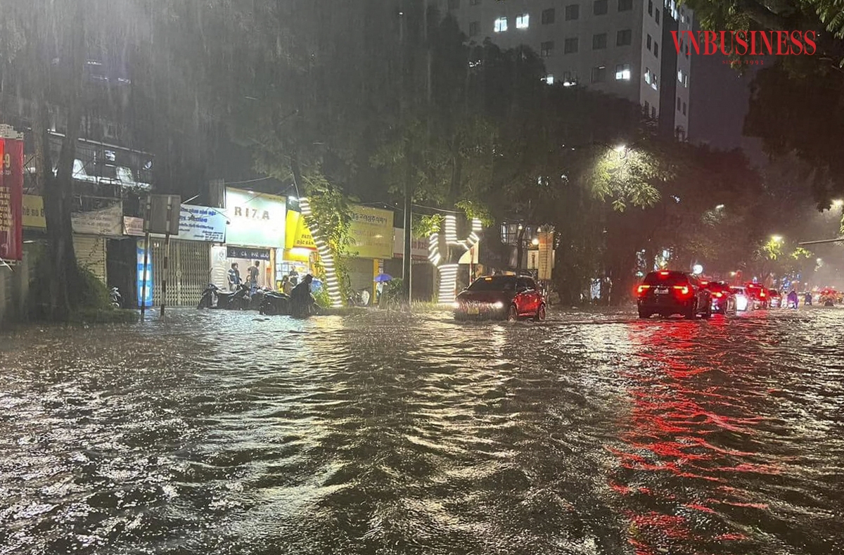 Mưa lớn tại các khu vực trên địa bàn Hà Nội như Hoàn Kiếm, Hai Bà Trưng, Đống Đa, Tây Hồ... gây ngập úng cục bộ tại một số đường phố.