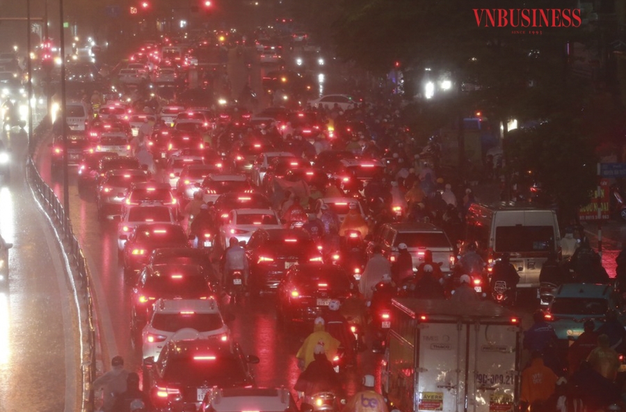 Sau hơn 10 phút mưa lớn, phố Tây Sơn &lpar;quận Đống Đa&rpar; đã bị ngập, giao thông tắc nghẽn, các phương tiện chỉ có thể di chuyển chậm.