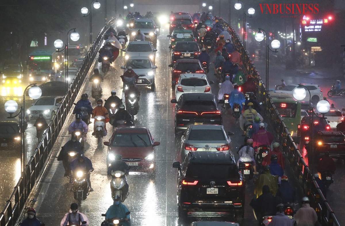 Tại cầu vượt Thái Hà, các phương tiện cũng phải di chuyển rất chậm