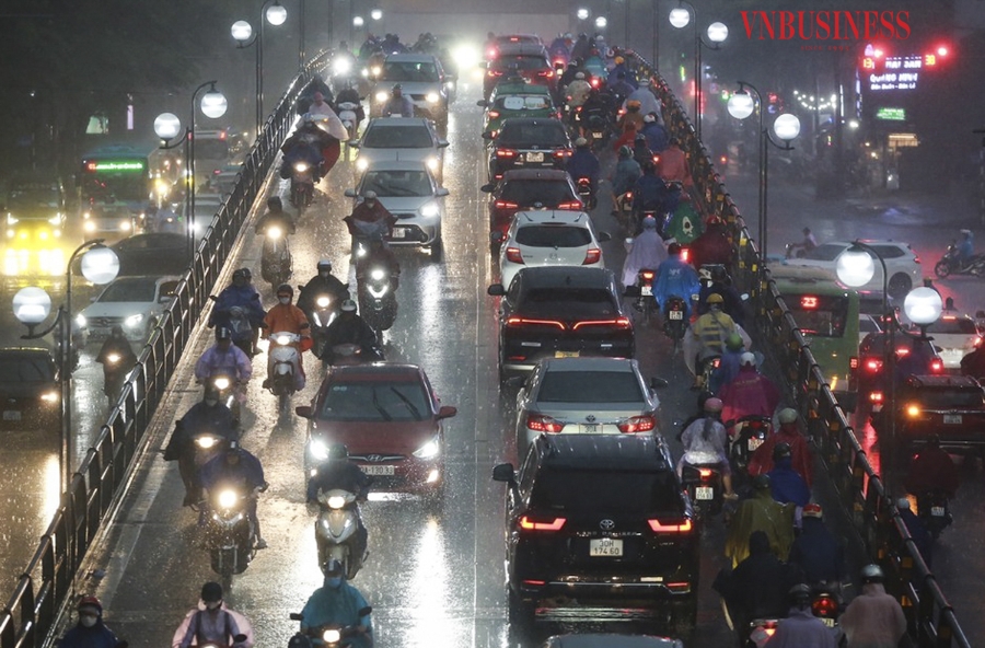 Tại cầu vượt Thái Hà, các phương tiện cũng phải di chuyển rất chậm