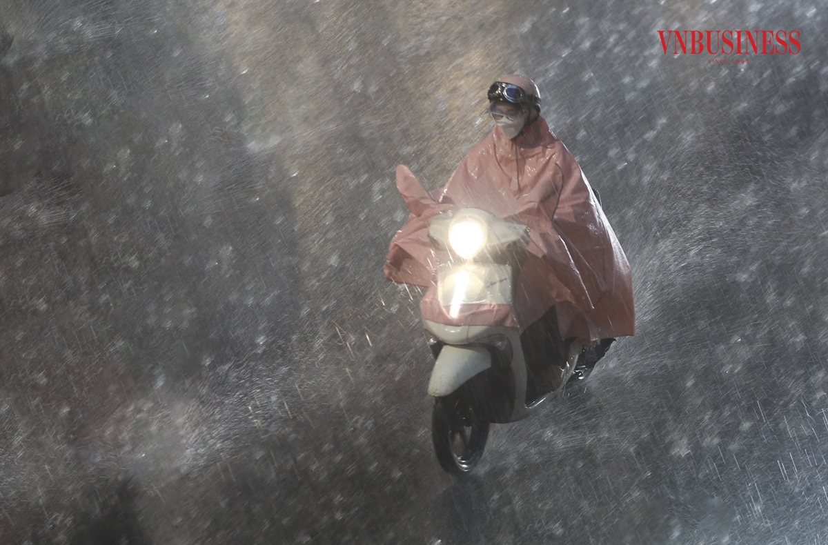 Cơn mưa như trút nước khiến tầm nhìn của người điều khiển phương tiện khi di chuyển bị hạn chế.