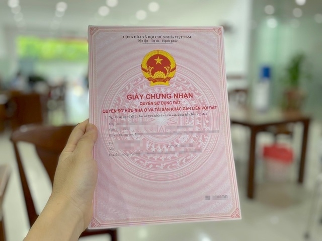 Giá trị pháp lý của sổ đỏ và sổ hồng đã cấp trước 01/08/2024 vẫn có hiệu lực pháp lý và người dân có thể tiếp tục sử dụng không cần phải cấp đổi cho đến khi có nhu cầu cấp đổi.