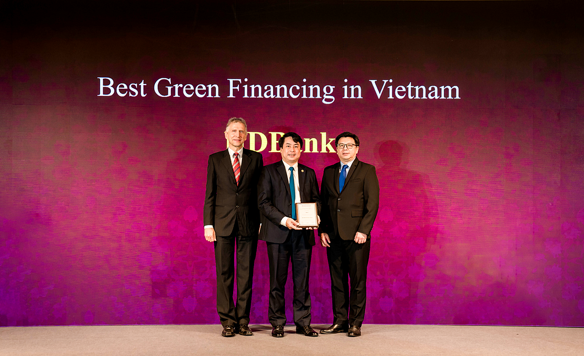 Đại diện Lãnh đạo HDBank nhận giải thưởng từ The Asian Banker.